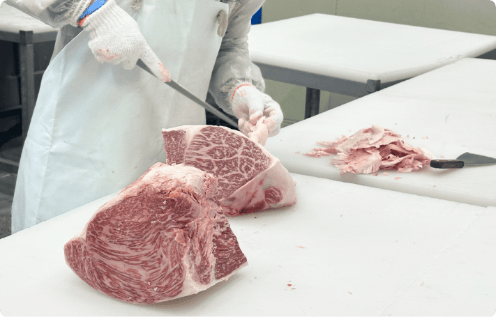 肉をカットしている